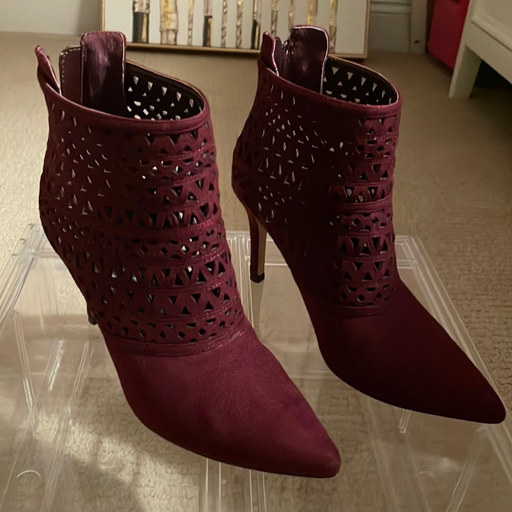 White House black market boots size 6.5 wine color